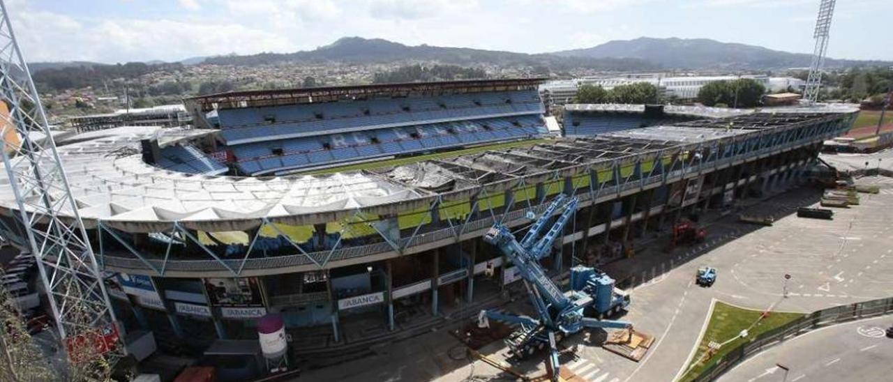 Obras en la grada de Tribuna del estadio esta semana, con Marcador a la izquierda de la imagen. // A. Irago