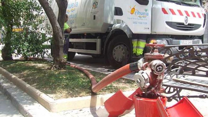 La sanción por baldear con agua potable se queda en 300 euros