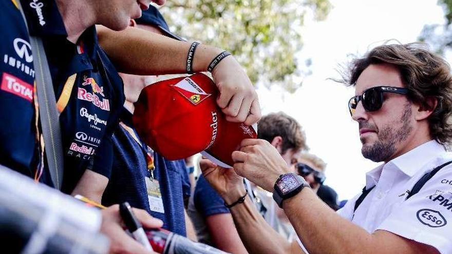 Alonso firmando autógrafos en el circuito Albert Park (Australia).