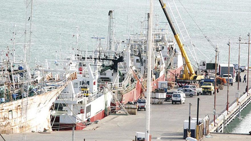 Buques pesqueros amarrados en Puerto Madryn, al sur de Argentina, donde operan empresas viguesas.