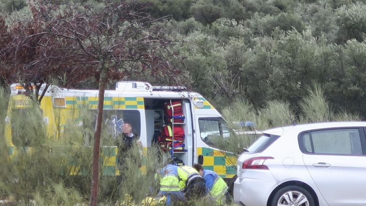 Los sanitarios atienden al preso fugado tras haber sido abatido por la Policía, en marzo de 2018.