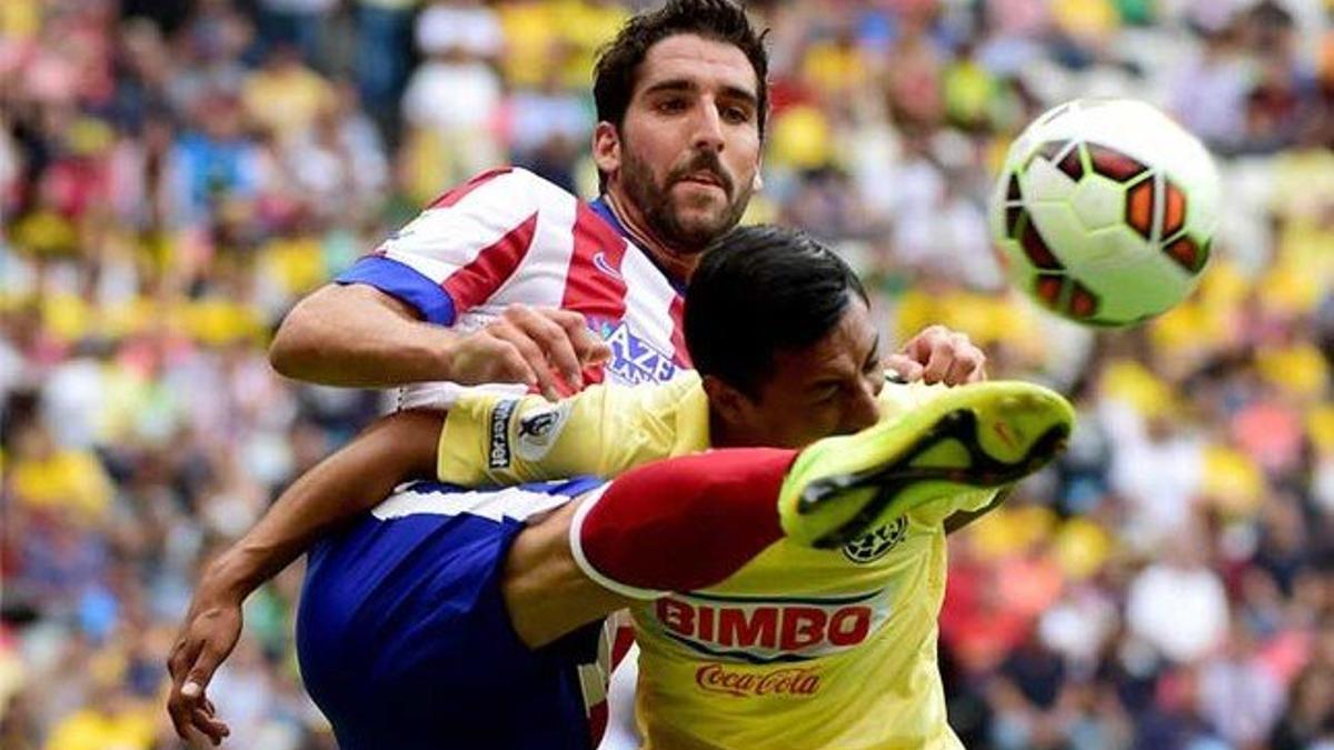 Raul García (izquierda) con Gil Burón durante el América-Atlético de la Copa EuroAmericana en el Azteca Stadium 