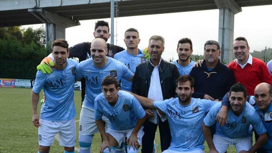 Jugadores y directivos del Moaña con Iago Aspas antes del inicio del duelo con el Alertanavia. // G. Núñez