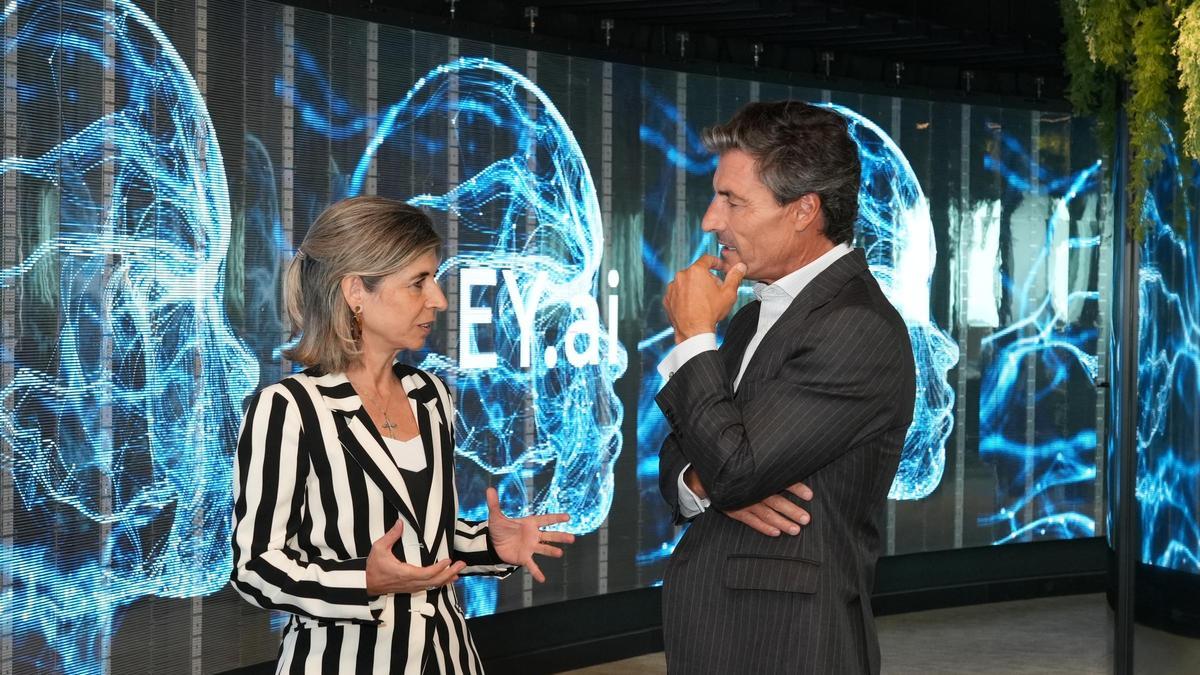 Federico Linares, presidente de EY en España, y Beatriz Sanz, líder mundial de IA en EY.