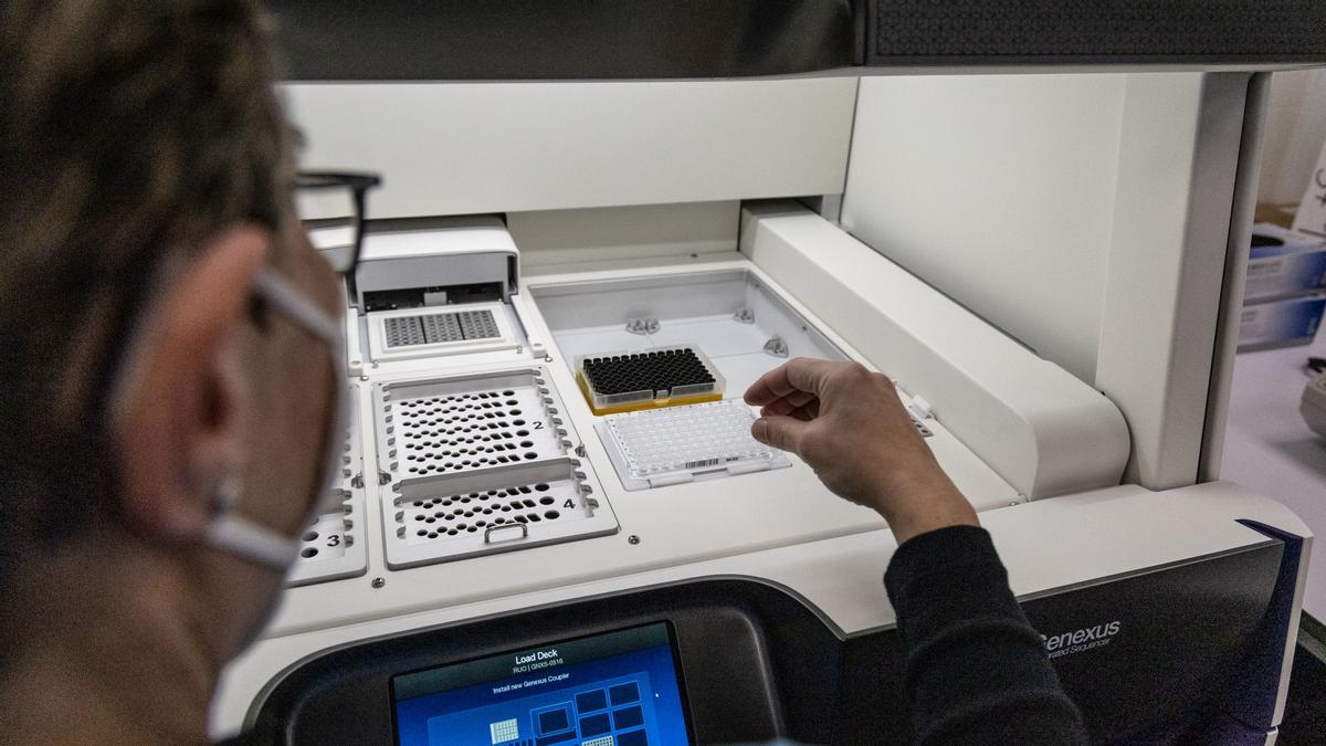 Laboratorio del Hospital del Mar donde están los equipos de secuenciación y el personal que los maneja