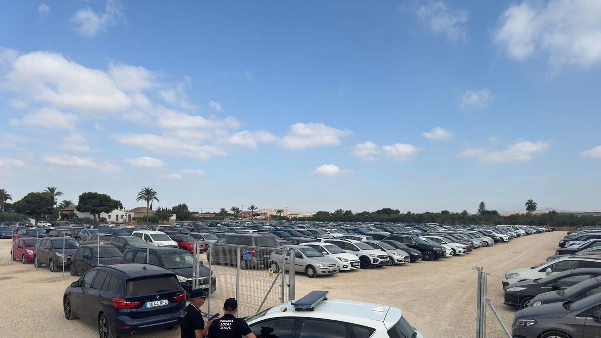 Vecinos de Torrellano aprietan con las campas de coches en el aeropuerto y piden una reunión con el alcalde de Elche