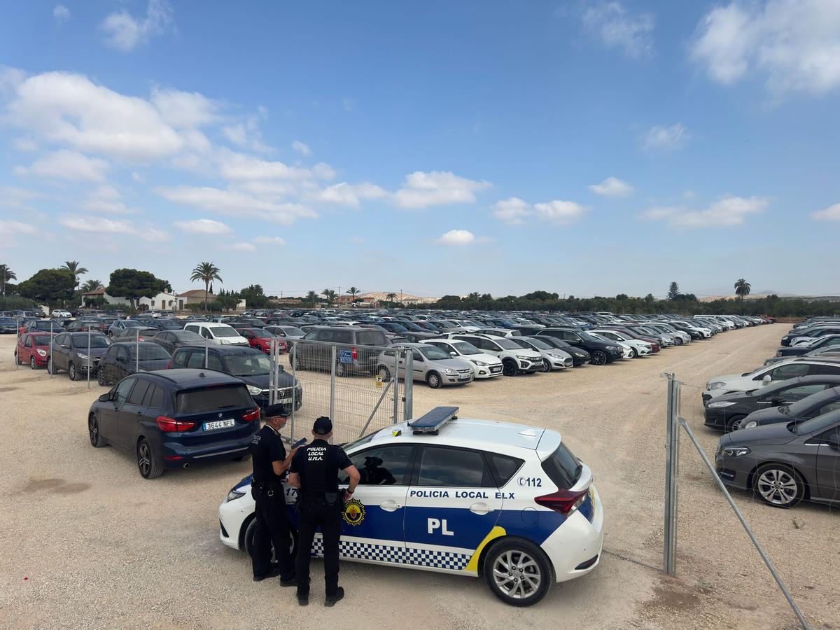 Los agentes de la Policía Local, durante la actuación en la campa de Torrellano.