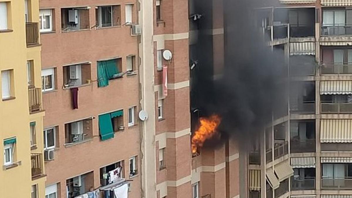 incendi en un bloc de pisos de l’Avinguda Meridiana