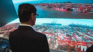 El president de la Generalitat, Salvador Illa, durante su visita al puerto de Shanghái.