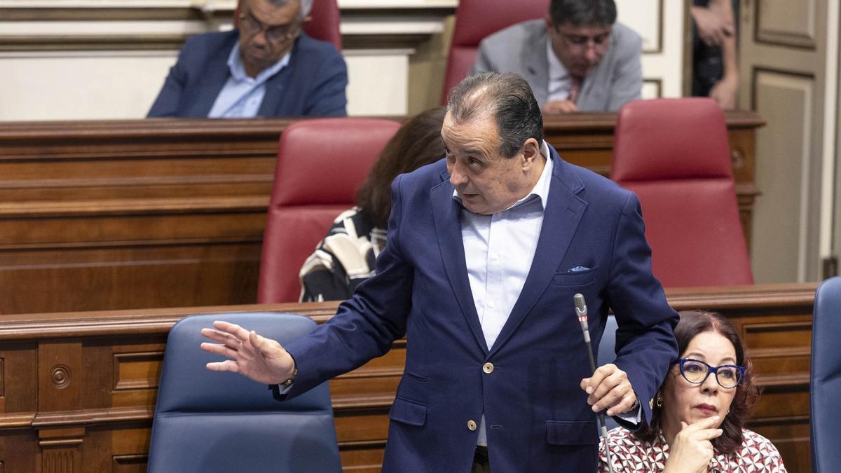 El consejero de Sanidad del Gobierno de Canarias, Blas Trujillo, este martes durante el pleno en el Parlamento de Canarias.