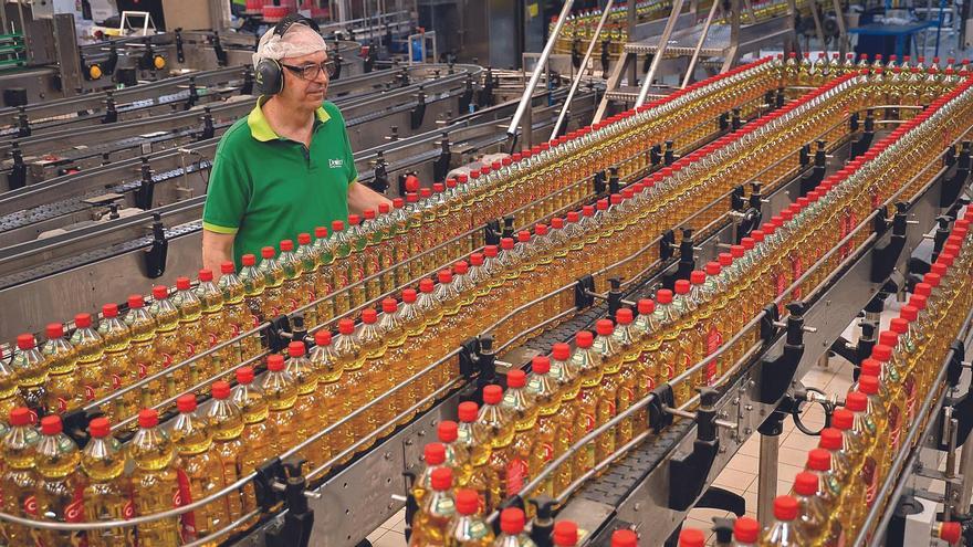 Embotellado de aceite de oliva en la planta de envasado de Deoleo, situada en Alcolea.