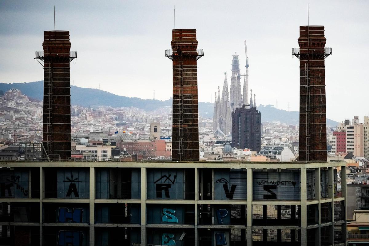La cruz que corona la Sagrada Família, visible desde toda Barcelona sin andamios