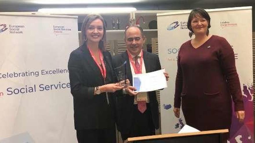 Fabiola García recibe el Premio Europeo de Servicios Sociales. // FdV