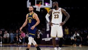 Stephen Curry y LeBron James, durante el partido de anoche