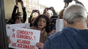 Víctimas del terrorismo de COVITE entregan a representantes de un colectivo de deportados de ETA un escrito sobre 400 asesinatos sin resolver, el 15 de marzo de 2004.