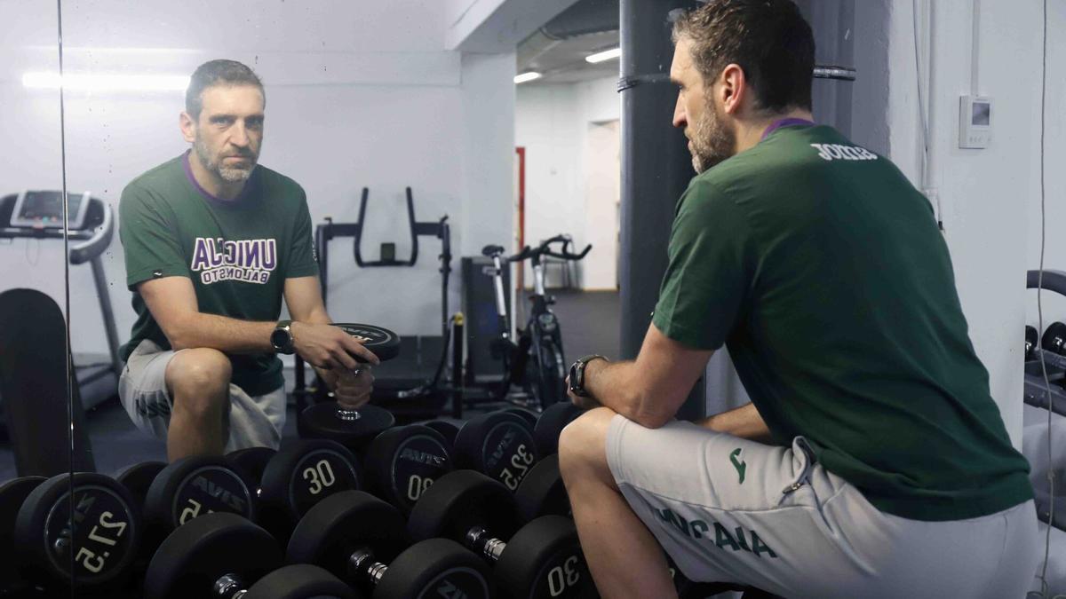 Ibon Navarro, entrenador del Unicaja, en el gimnasio de las instalaciones deportivas del club