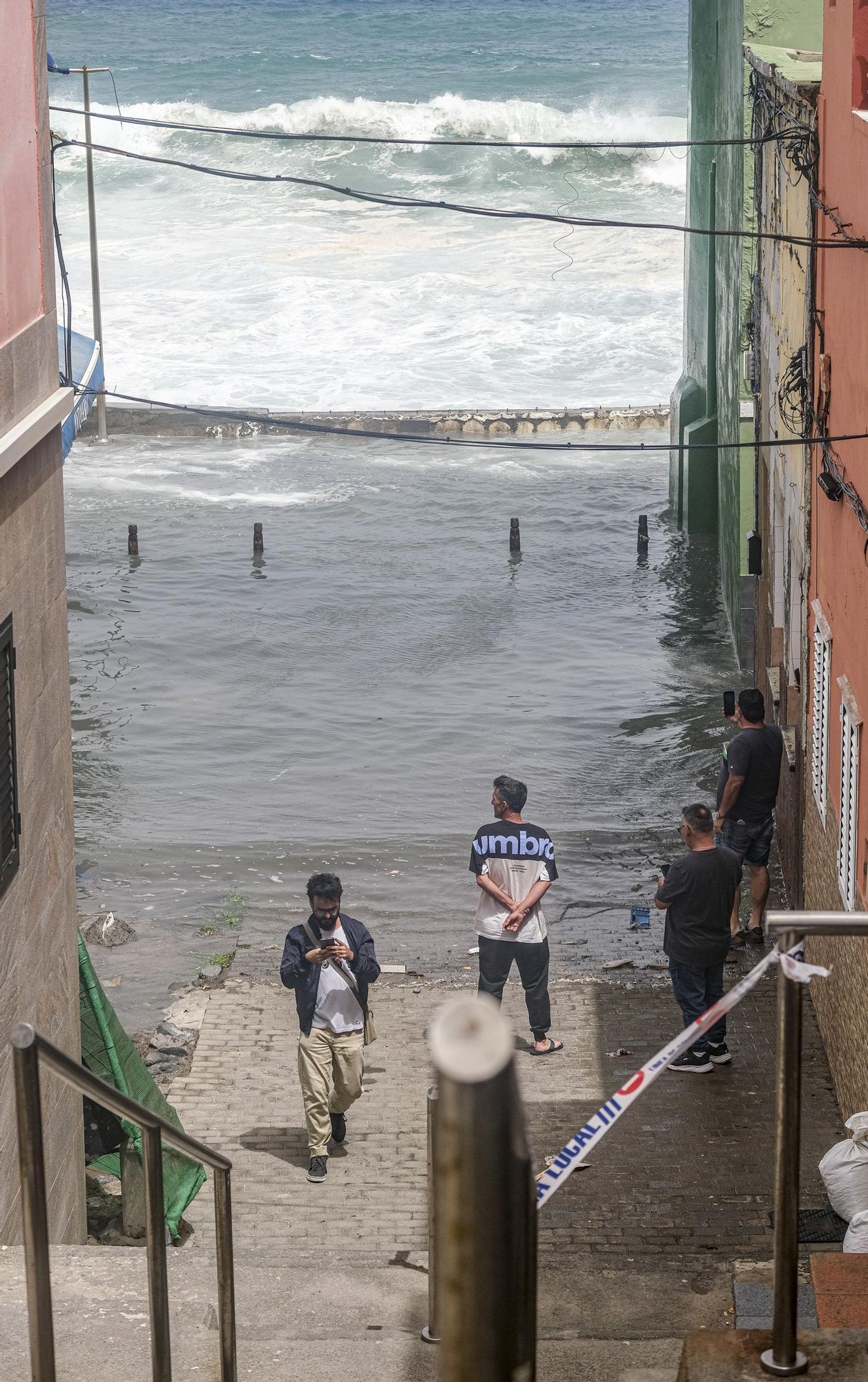 El fuerte oleaje de la pleamar inunda San Cristóbal