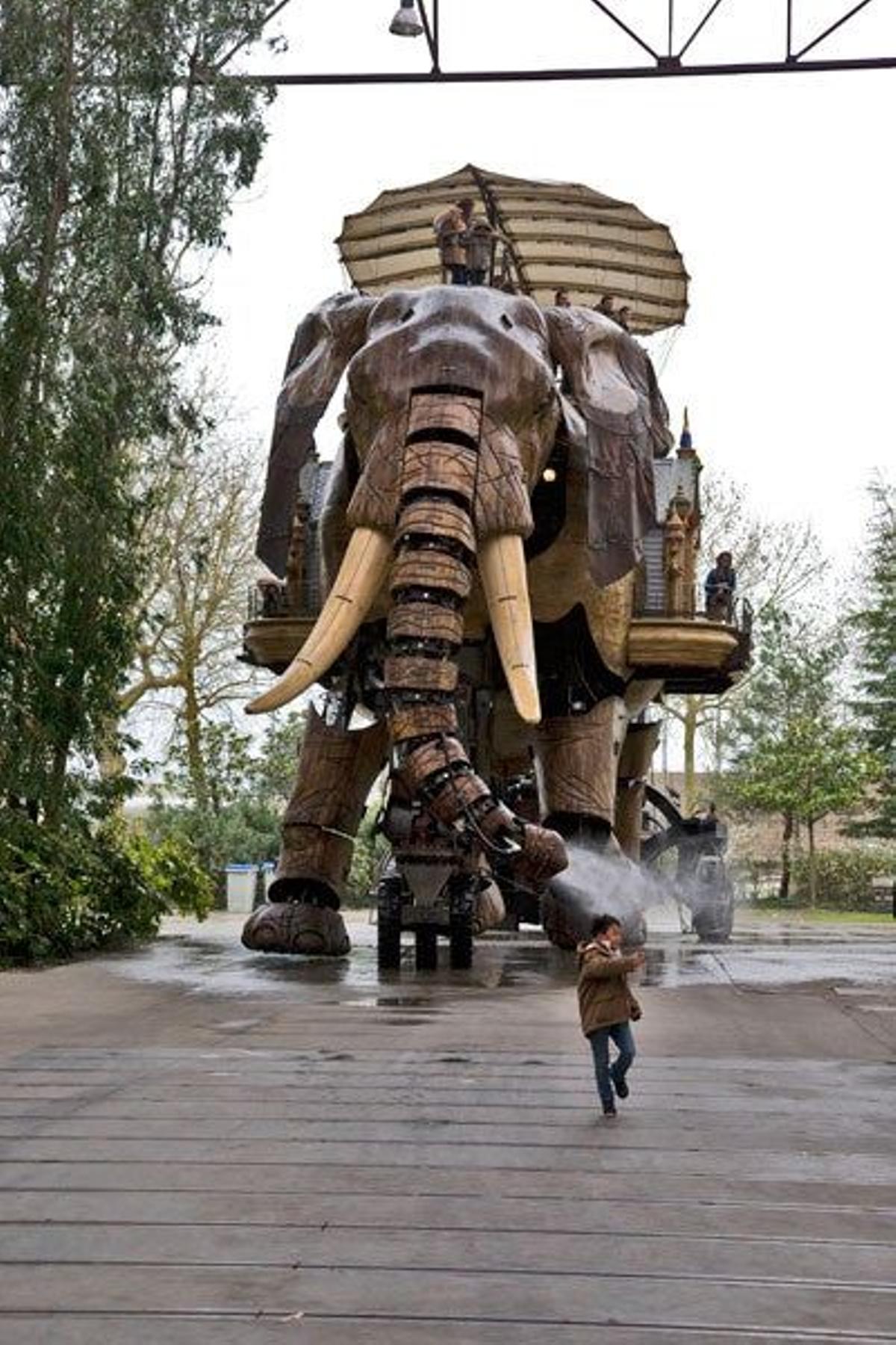 Un elefante de doce metros de altura y 50 toneladas de peso es la principal atracción de &quot;Las máquinas de la isla&quot;.