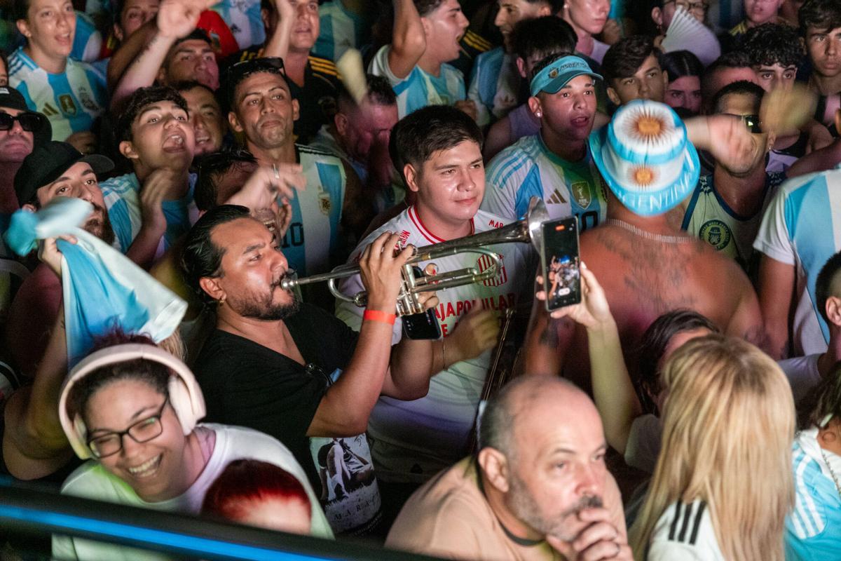 Aficionados de la selección Argentina se concentran en el Bar Lunita