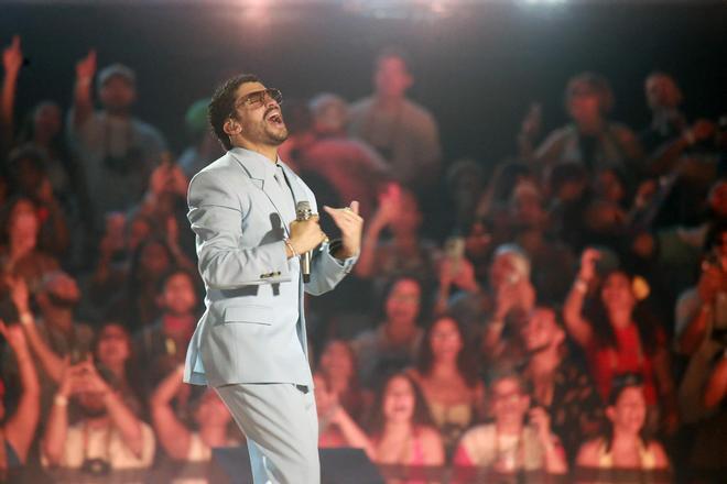El contundente mensaje de Bad Bunny a la gente de Puerto Rico en su primer concierto de fin de gira: "Este caos, este desastre, es creado a propósito"