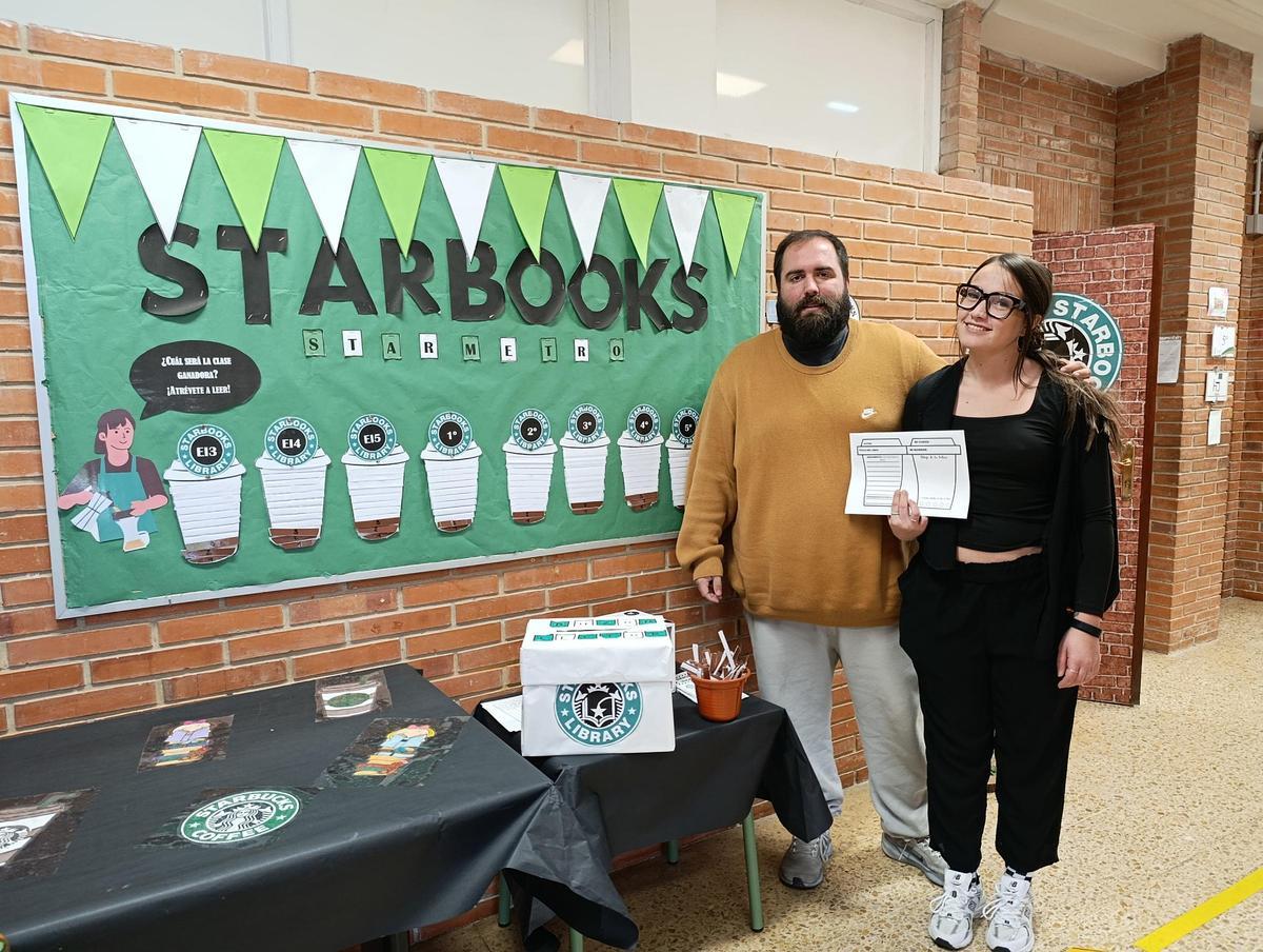 Marcos González y Laura Barreiro, coordinadores de la biblioteca del colegio de San Cucao, con el "StarMetro".