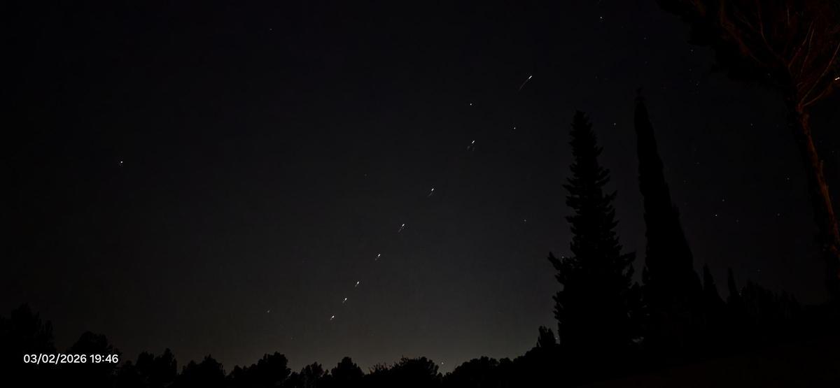 Los satélites Starlink captados este martes en el cielo de Ibiza