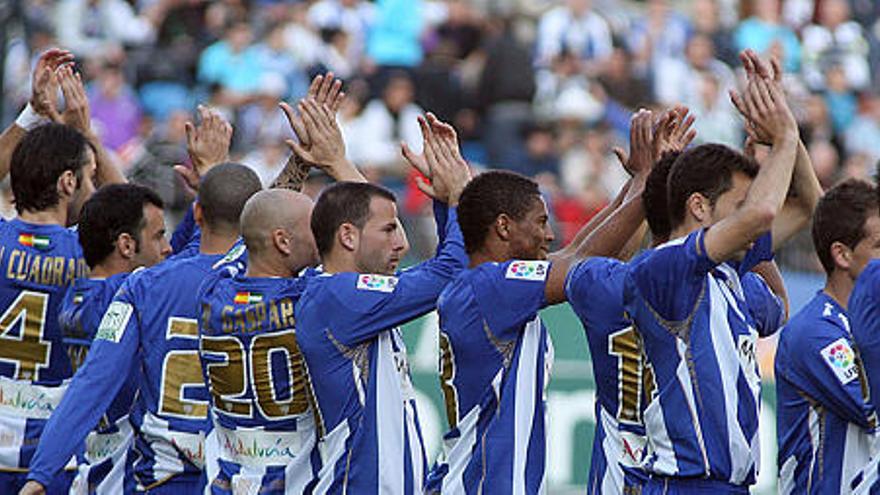 Por el jugador 12. Los malaguistas aplauden a la afición.