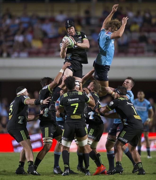 Los NSW Waratahs se enfrentan a los Hurricanes en el partido de Rugby disputado en el Brookvale Oval en Sydney, Australia.