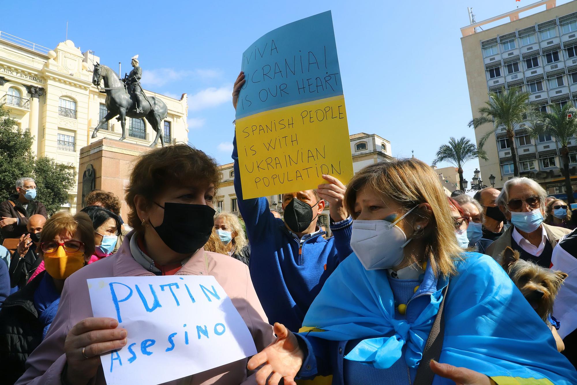 Cientos de personas se concentran contra la guerra en Ucrania en Las Tendillas