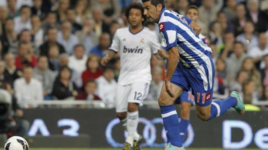 Riki encara con el balón durante el encuentro disputado ayer en el Santiago Bernabéu. / j. j. guillén / efe