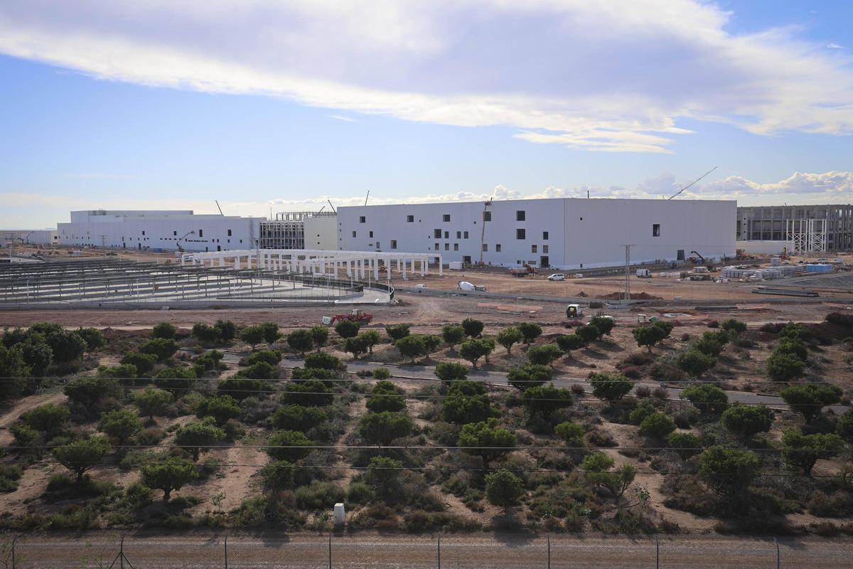Edificios de la primera fase de la gigafactoría prácticamente terminados, en una imagen captada el lunes.