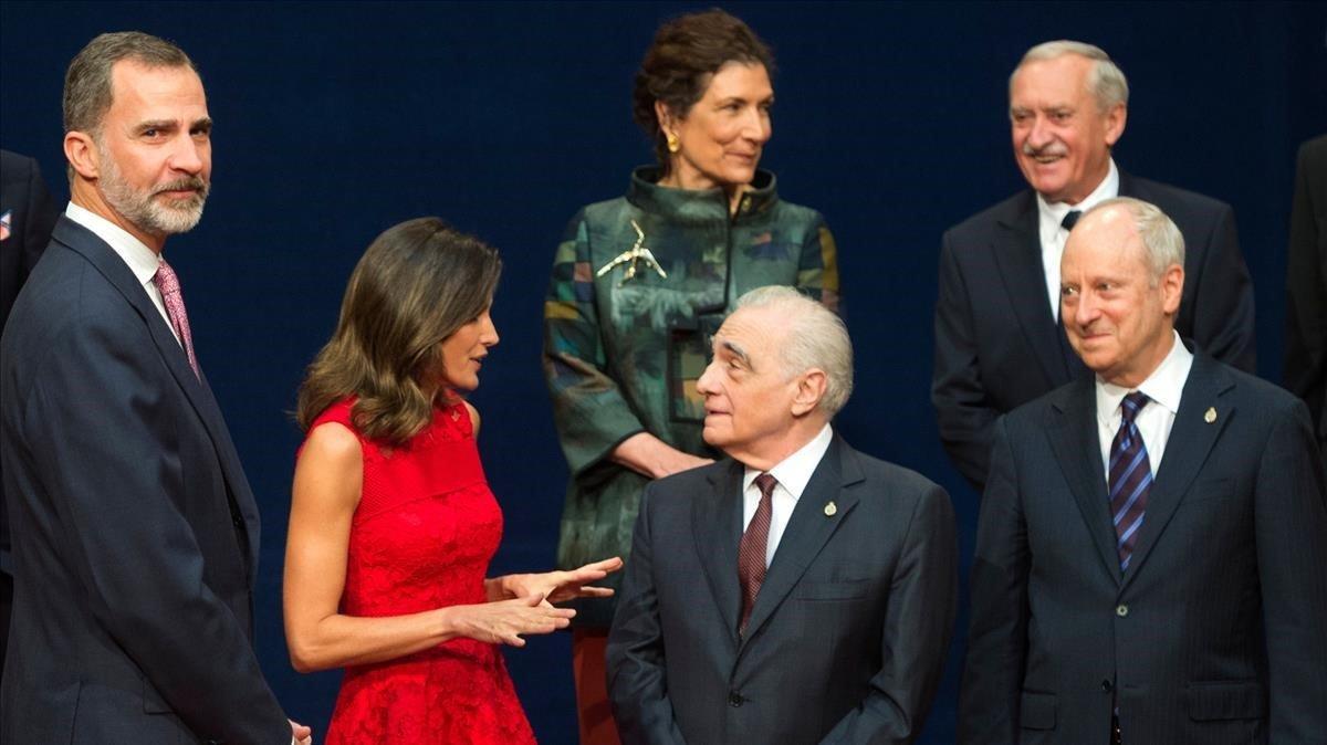 Los Reyes reciben a los premiados y les entregan las insignias de los Premios Princesa de Asturias