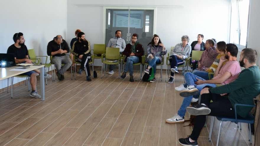 Asamblea celebrada ayer por la mañana en el local de la antigua Cámara Agraria. // G.Núñez