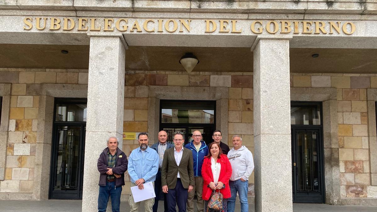 Lorenzo Ferrrero, segunrdo por la izquierda con el subdelegado, técnicos y radioaficionados