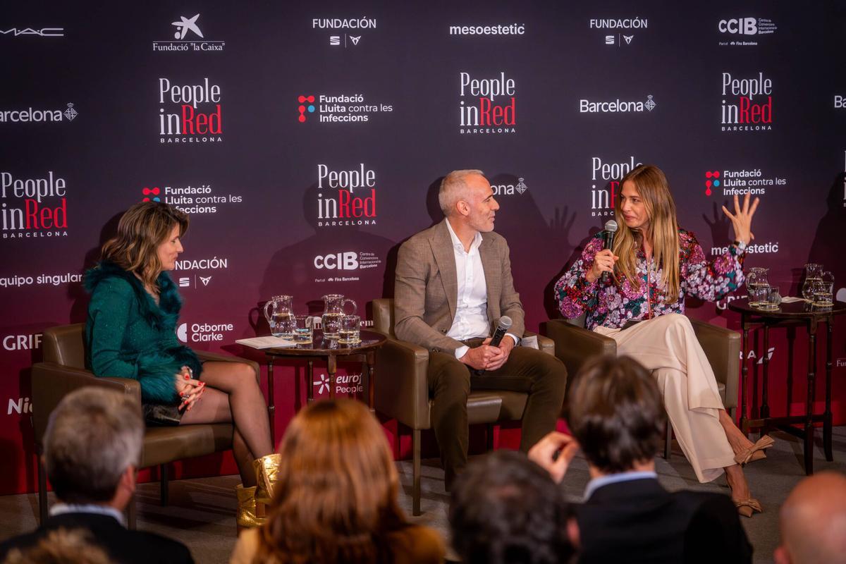 Barcelona 18/03/2026 Cultura Presentación de la 16ª Gala Solidària People in Red Barcelona en el Saló de Cròniques del ayuntamiento de Barcelona. Con la presencia (de izquierda a derecha) de Àlex Corretja y Martina Klein (embajadores de la Gala Solidaria), el dr.Bonaventura Clotet (presidente de la Fundació Lluita contra les Infeccions, la actriz y humorista Sílvia Abril y el chef de Jubany Events, Nandu Jubany. AUTOR: JORDI OTIX