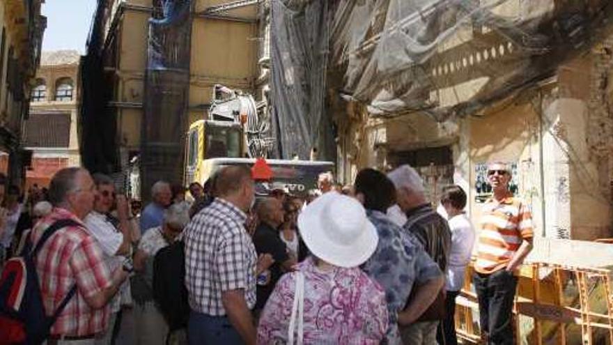 Turistas con guía en la calle Granada.