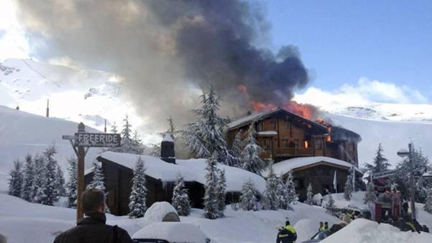 El fuego arrasa un hotel de madera en Sierra Nevada