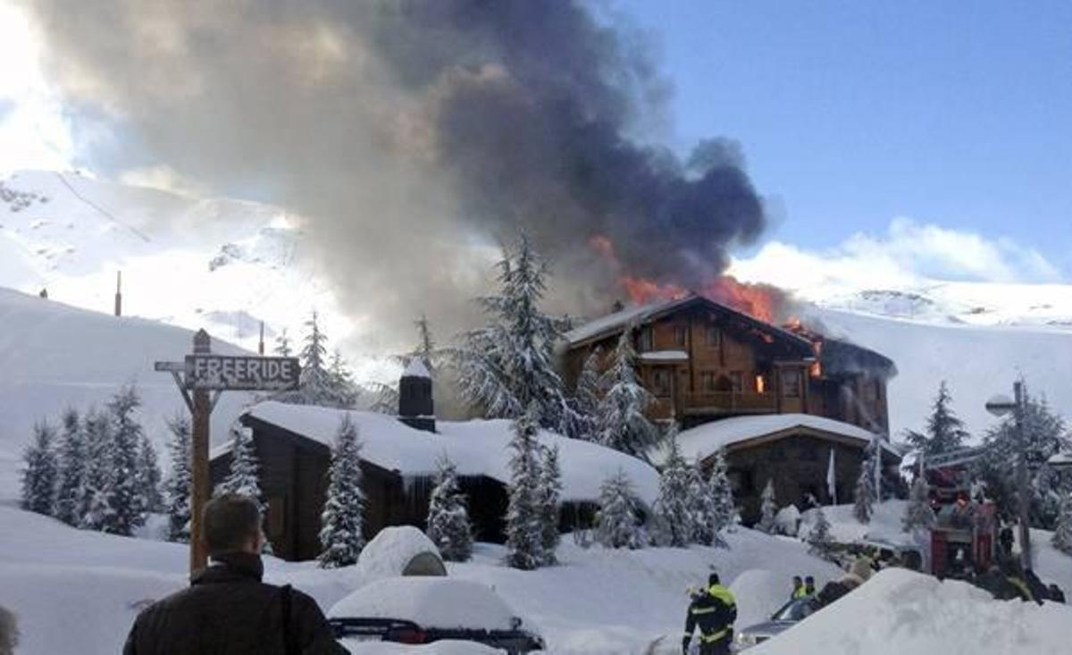 El fuego arrasa un hotel de madera en Sierra Nevada