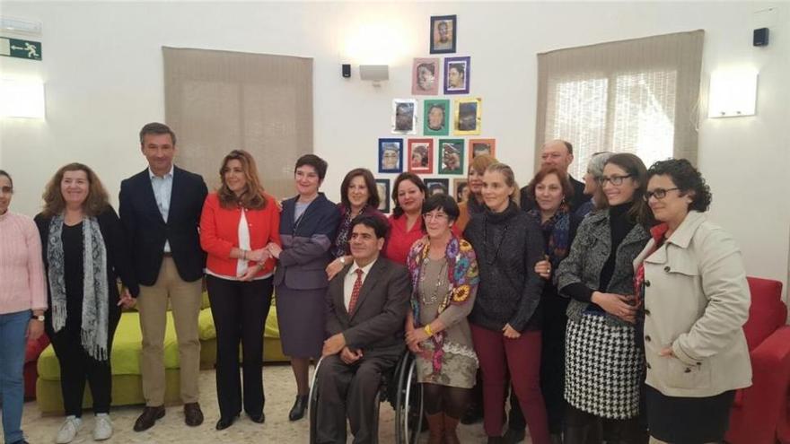 Susana Díaz visita en Salteras el único centro para personas con sordoceguera de España