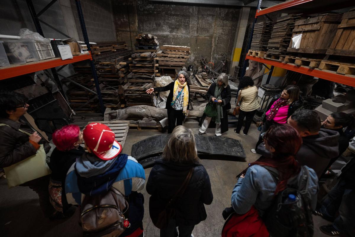 Imágenes de Almacén de Arte Público de Canyelles , durante la primera visita del mini festival OpenBarri.