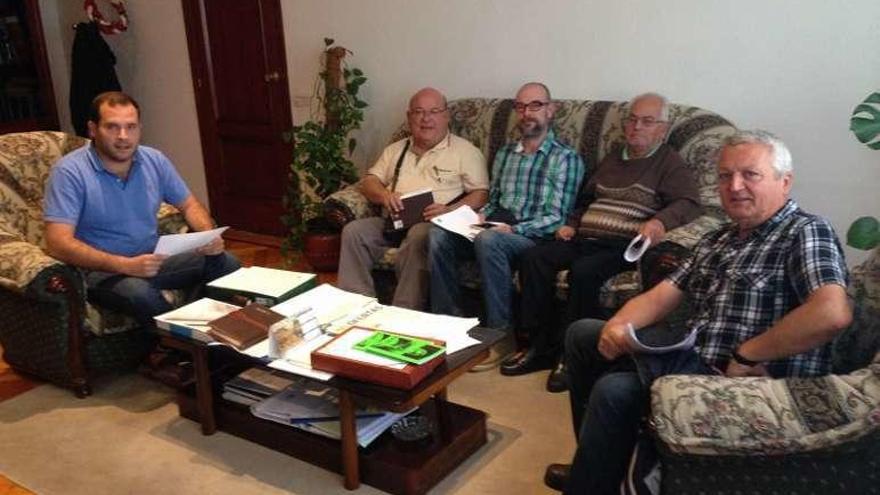 Reunión de Cubela con vecinos y comuneros de Aguasantas.
