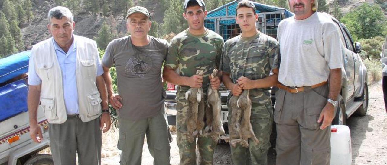 Un grupo de cazadores en la cumbre de Gran Canaria con varios ejemplares de conejos. | | LP/DLP