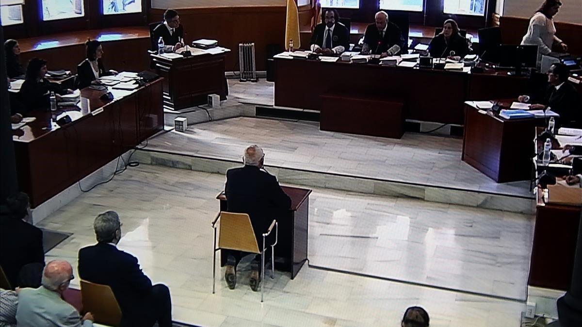 fcasals45485044 pla general de la sala de vistes amb adolf tod  declarant  d181016141831