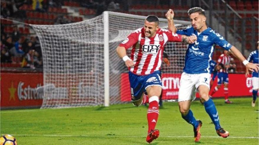 Aday, que va sortir a la segona meitat, pugna per la pilota amb el jugador del Tenerife Omar en una jugada del partit d&#039;ahir a l&#039;estadi.