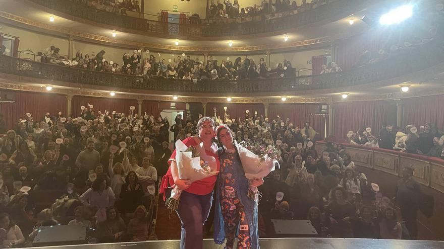 El Gran Teatro de Cáceres ovaciona una comedia sobre la salud mental femenina durante la menopausia, con varios minutos de aplausos