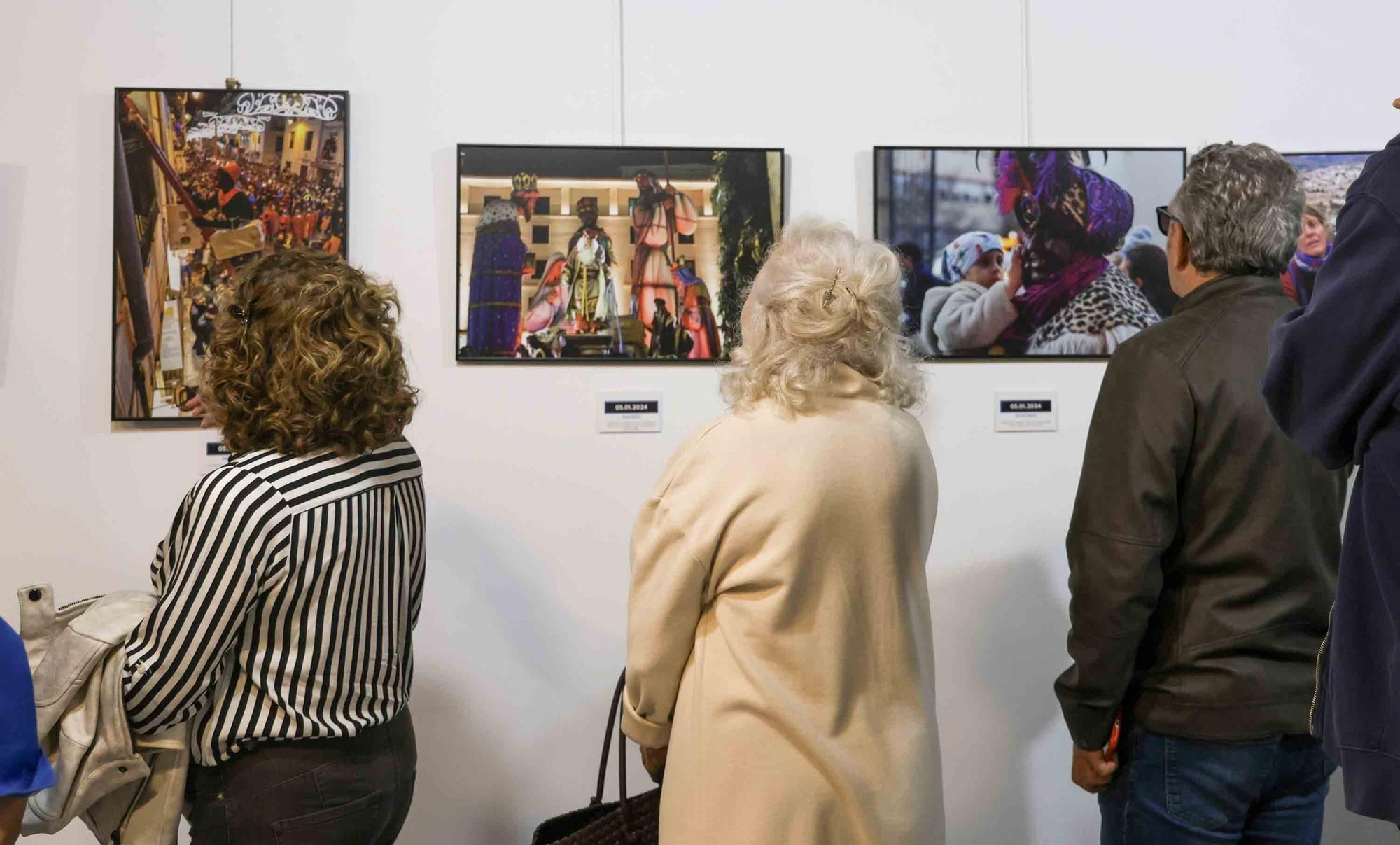 lleno total en la inauguración de INFotoperiodistas 2024,. un año de fotografía de prensa en Alicante