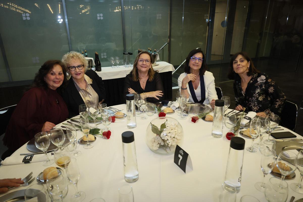 Galería de imágenes: La Filà d'En Trilles recibe el Voladoret d'Or de la Colla del Rei Barbut