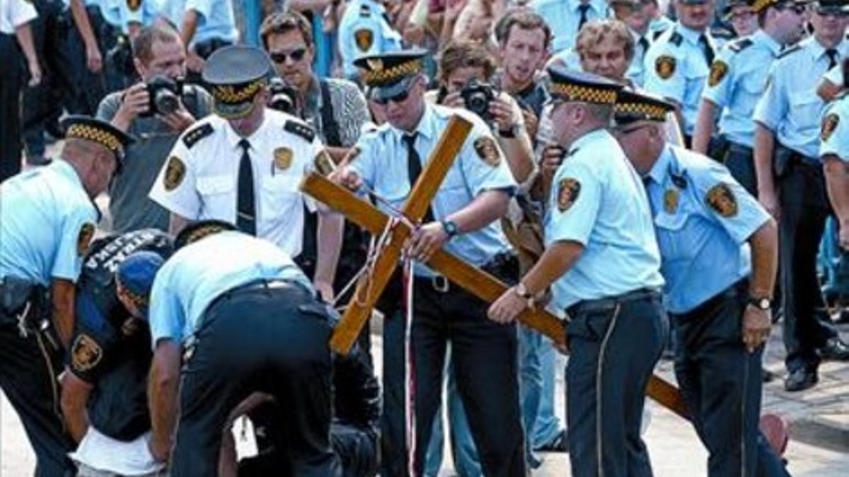 Tensión 8 Guardias municipales con una cruz confiscada a los manifestantes.