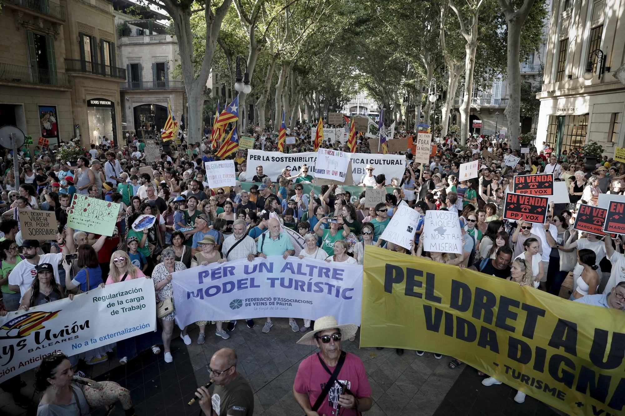 Las mejores pancartas y las imágenes de la manifestación contra la saturación turística en Mallorca