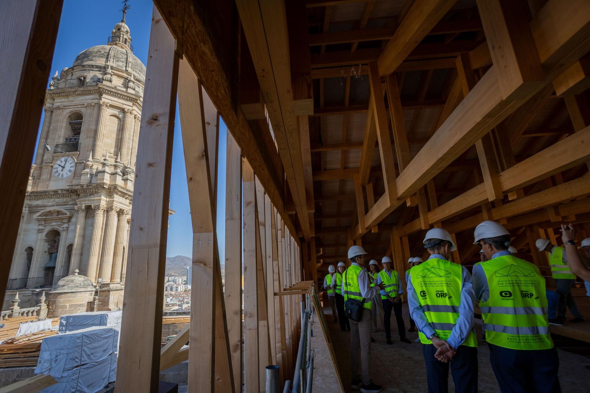 Visita institucional a las obras del tejado de la Catedral del presidente de la Diputación, Francisco Salado; junto con el obispo emérito, Jesús Catalá; el presidente de la Fundación Unicaja, José Manuel Domínguez; y los arquitectos del proyecto Juan Manuel Sánchez La Chica y Adolfo de la Torre Prieto